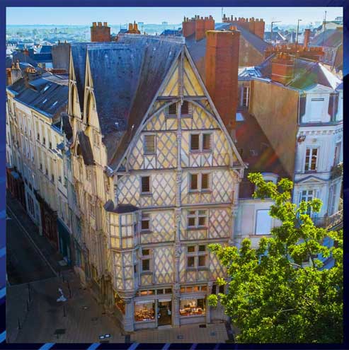 Notre agence aed drone Angers, inspection technique de la toiture de la Maison d'Adam, maison des artisans d'Angers